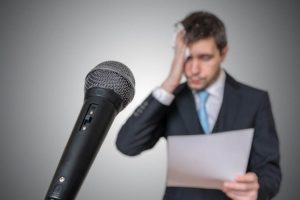 hombre-sudando-con-miedo-a-hablar-en-publico